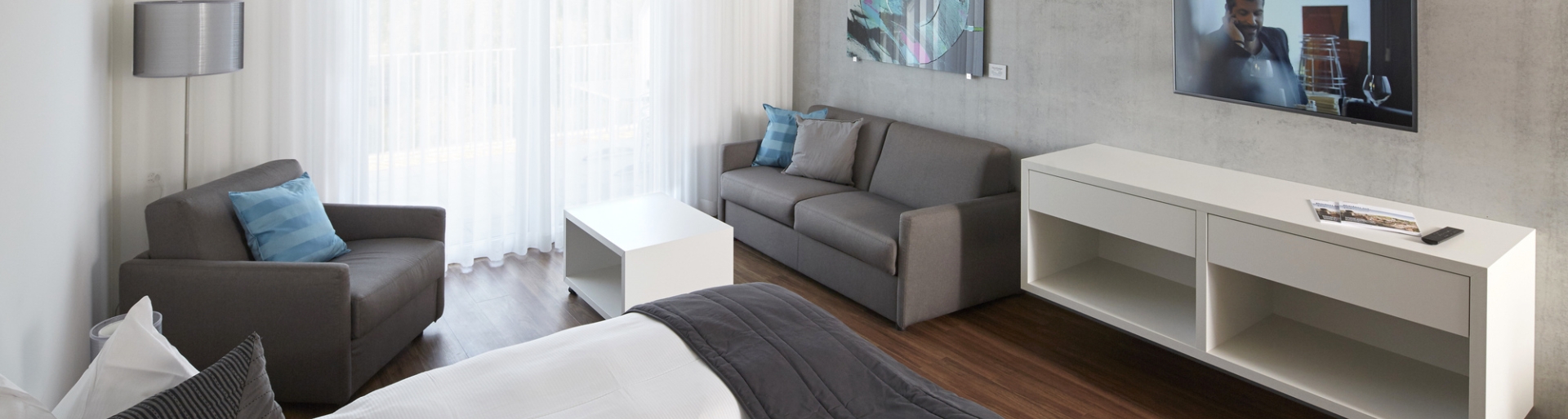 Attikazimmer im Hotel in Baden mit modernen Möbeln und Terrassenzugang 