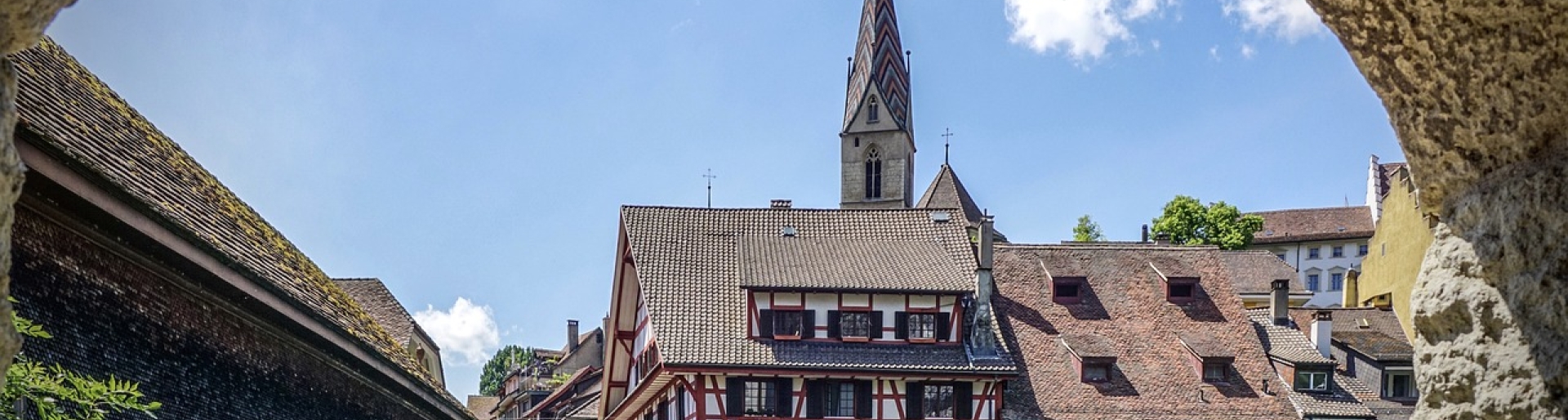 Sehenswürdigkeiten in Baden -  malerische Szene in der Altstadt mit einem Fachwerkgebäude im Vordergrund