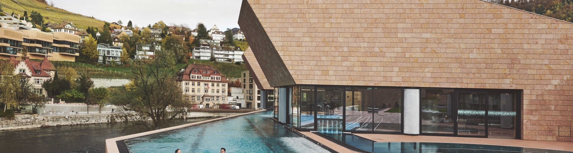 Modernes Spa- und Wellnessgebäude mit einer auffälligen Architektur und einem langen, schmalen Außenpool in Baden, Schweiz ©Gianni Baumann