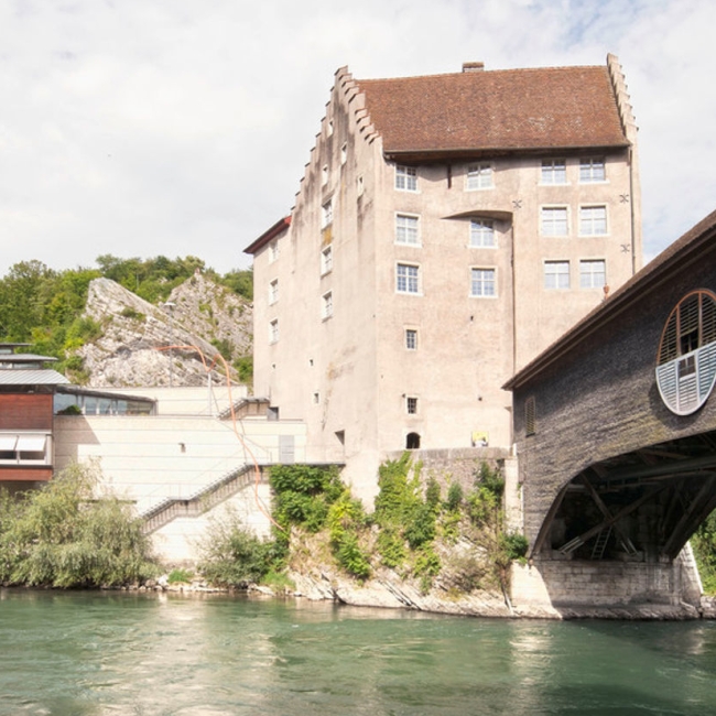 Die Holzbrücke in Baden als Ausflugsziel am Fluss 