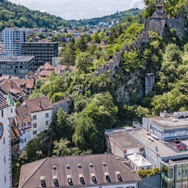 Blick auf die Stadt Baden mit historischer Ruine aus Stein 