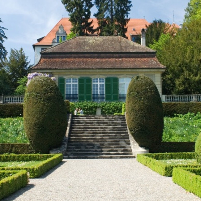 Ausflugsziel Villa Boveri in Baden mit Blick auf einen gepflegten Garten 