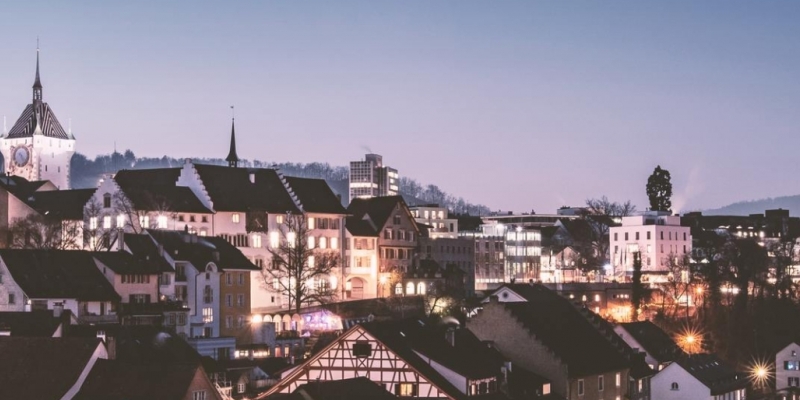 Nachtaufnahme einer historischen Stadt mit Fachwerkhäusern und einer Kirche in der Nähe vom Aparthotel bei Zürich