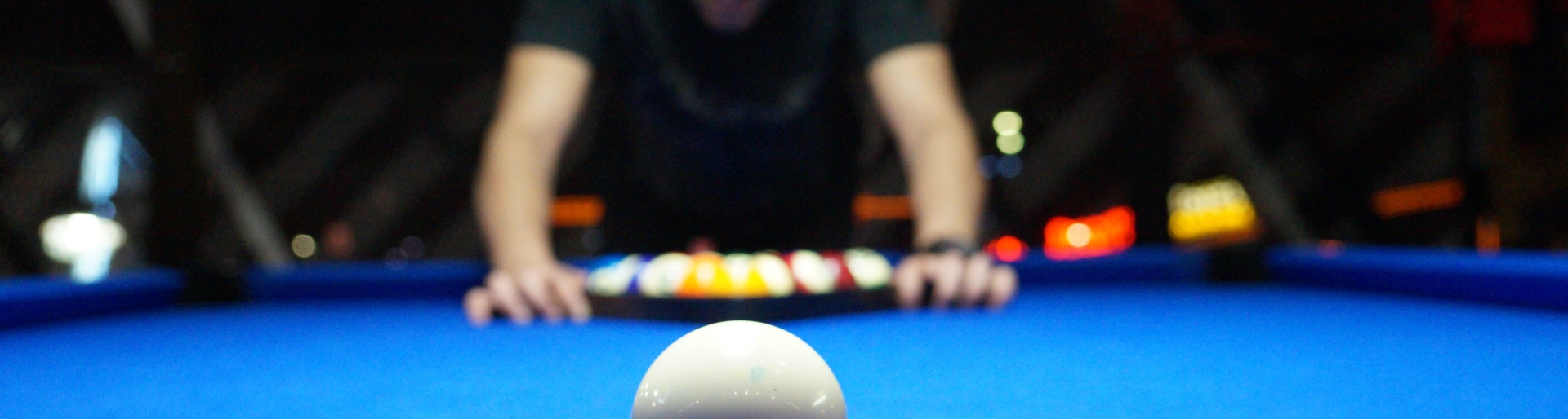 Nachaufnahme einer Billard Kugel auf einem blauen Billardtisch in Baden 