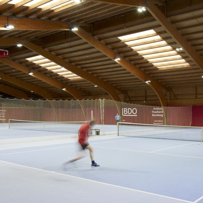 Große Tennishalle nahe des Sporthotel in der Schweiz