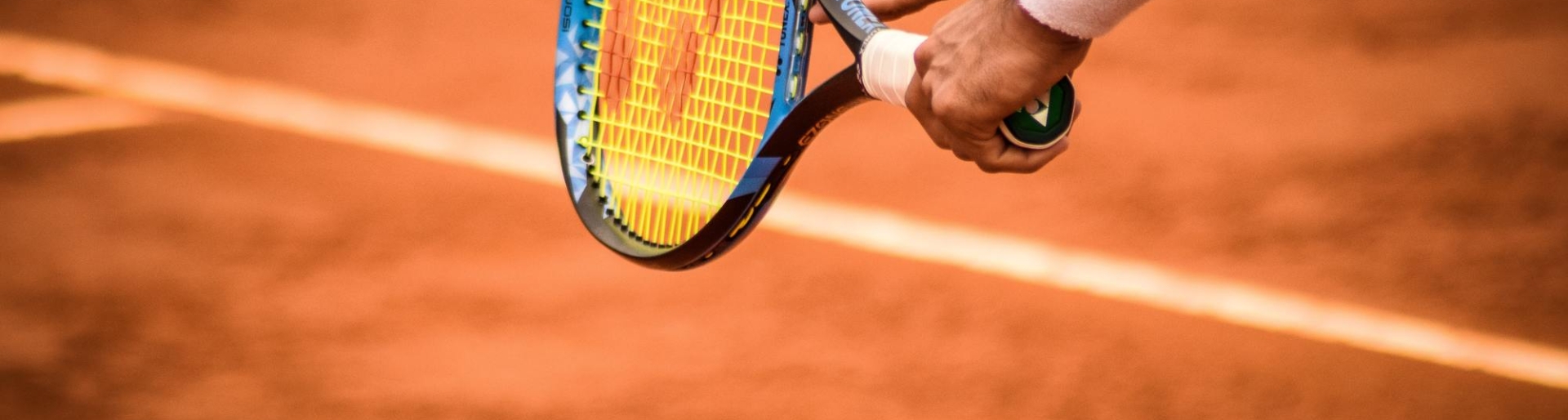 Nahaufnahme eines Tennisschlägers auf einem Tennisplatz in Baden 