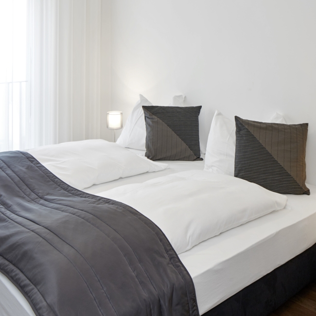 Modernes und helles Zimmer bei Zürich mit Balkon und Küche