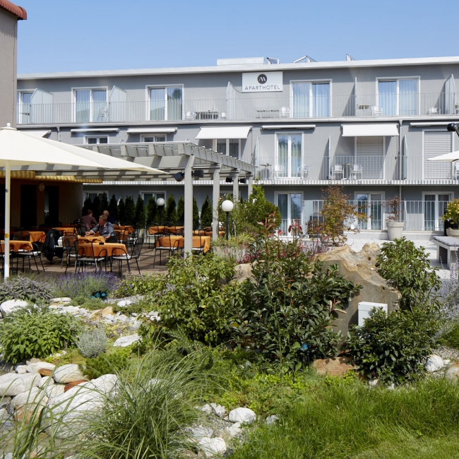 Außenansicht des Gartenbereichs im Aparthotel Baden 