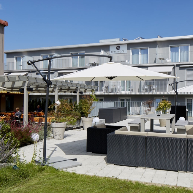 Gemütliche Lounge im Außenbereich des Aparthotel Baden