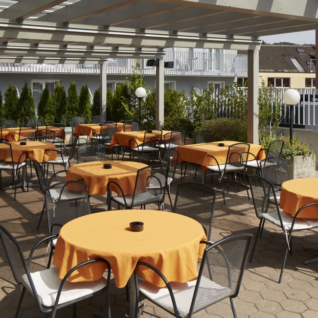 Gartensitzplatz des Restaurants im Aparthotel Baden