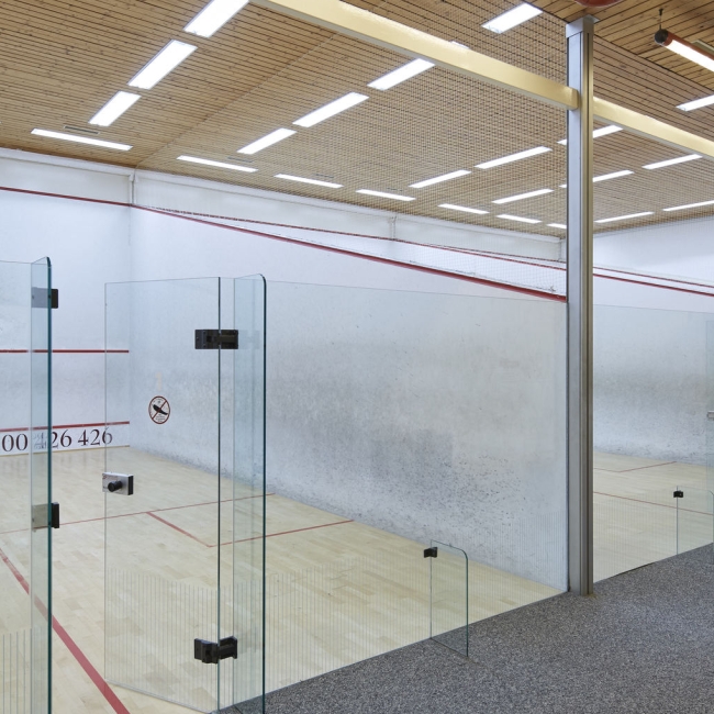 Blick auf zwei Squash Hallen im Bareggcenter nahe des Apartmenthotel Baden 