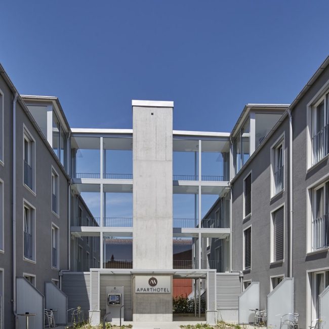 Blick auf die graue und moderne Außenfassade des Apartment Hotel bei Zürich 