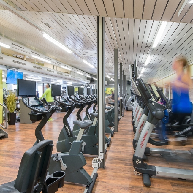 Moderne Ausdauergeräte im Hotel mit Fitnessstudio in Baden 