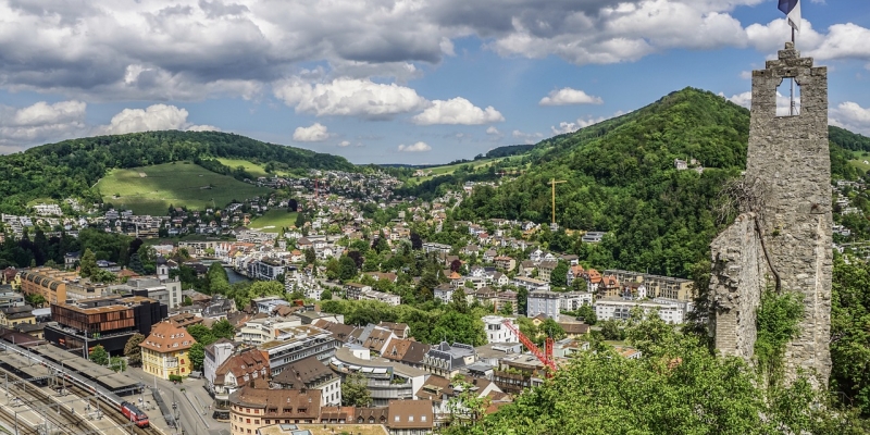 Die Stadt Baden in der Schweiz an einem sonnigen Tag
