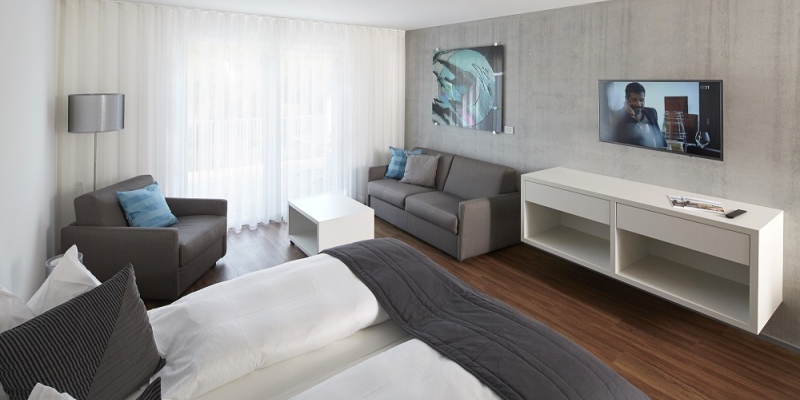 Loungeecke im modernen Attikazimmer des Business Apartment nähe Zürich 