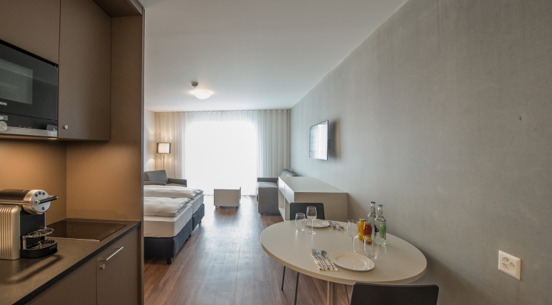 Blick in ein Hotelzimmer der befirsteten Wohnung nähe Zürich mit Küchentisch 