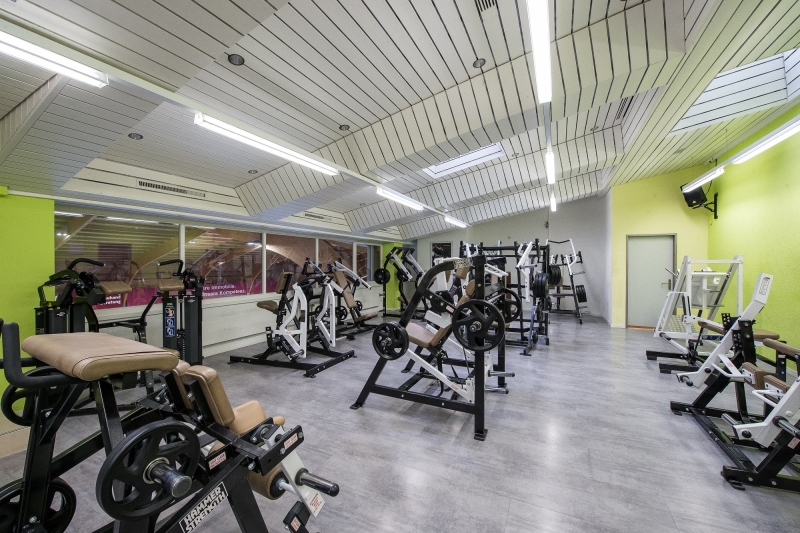 Fitnesscenter mit Kraftgeräten nahe der möblierten Wohnung bei Zürich 