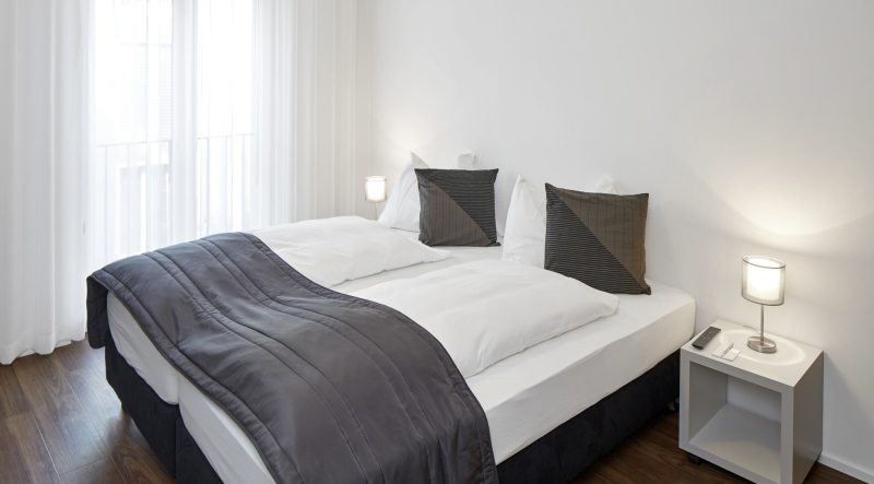 Businesszimmer mit Balkon und Küche