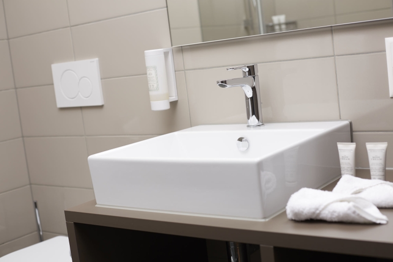 Modernes Badezimmer im Aparthotel Baden mit Dusche und WC