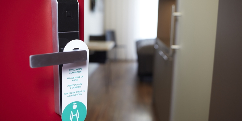 Eingangstüre eines stillvoll eingerichteten Zimmers des Aparthotel 