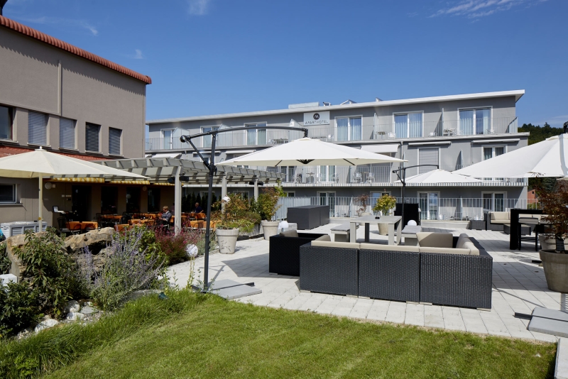 Gemütliche Lounge im Außenbereich des Aparthotel Baden