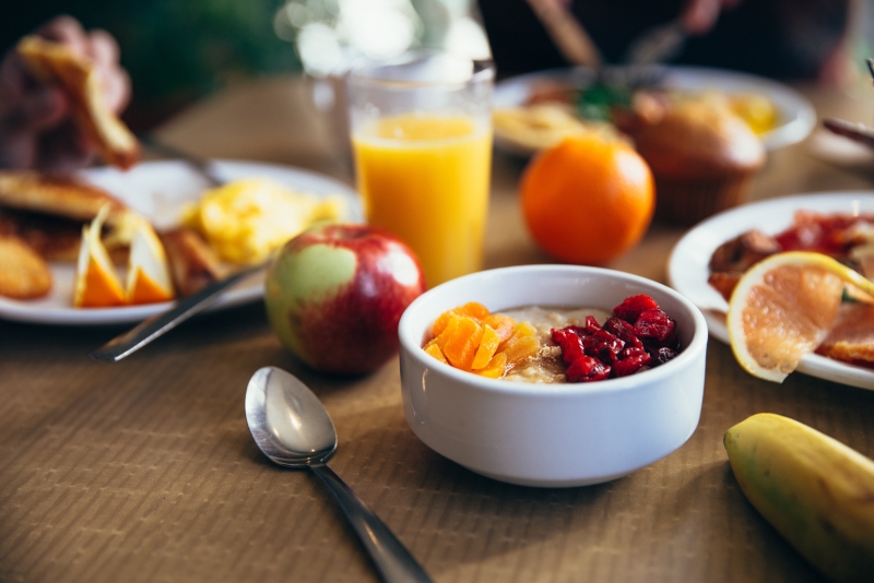 Liebvoll gedeckter Frühstückstisch mit Obst und Müsli im Apartment bei Zürich 