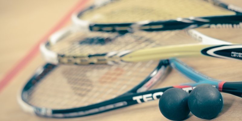Ansicht zweier Squash Schläger auf dem Boden der Squash Halle 