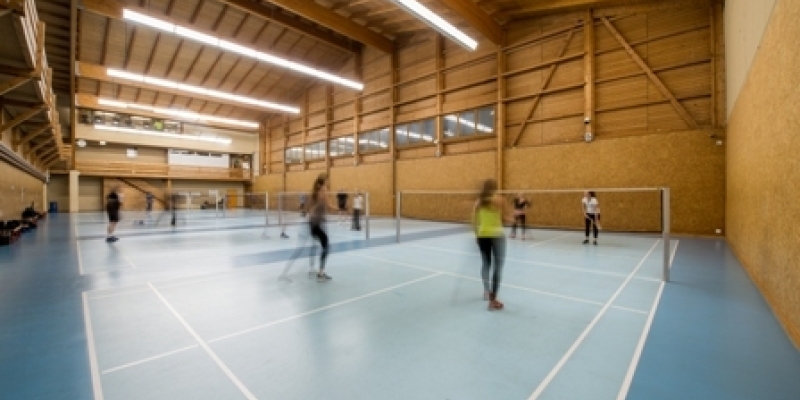 Große und helle Badmintonhalle im Sporthotel in der Schweiz