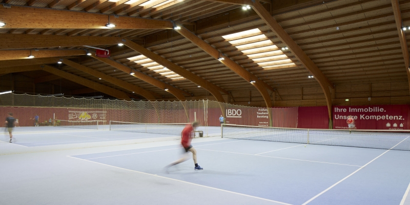 Große Tennishalle nahe des Sporthotel in der Schweiz