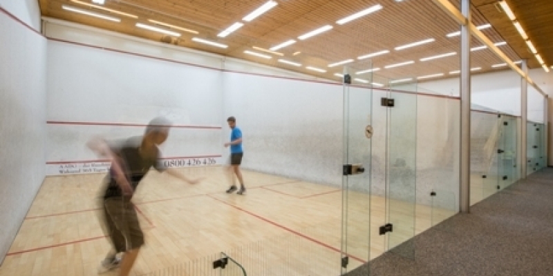Moderne und helle Squash Hallen im Sporthotel in der Schweiz 