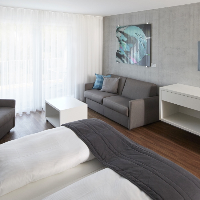 Attika Zimmer im Hotel in Baden mit moderner Einrichtung in hellen Tönen 