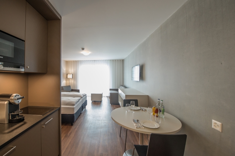 Blick in ein Hotelzimmer der befirsteten Wohnung nähe Zürich mit Küchentisch 