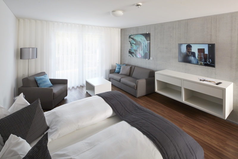 Attika Zimmer im Hotel in Baden mit moderner Einrichtung in hellen Tönen 