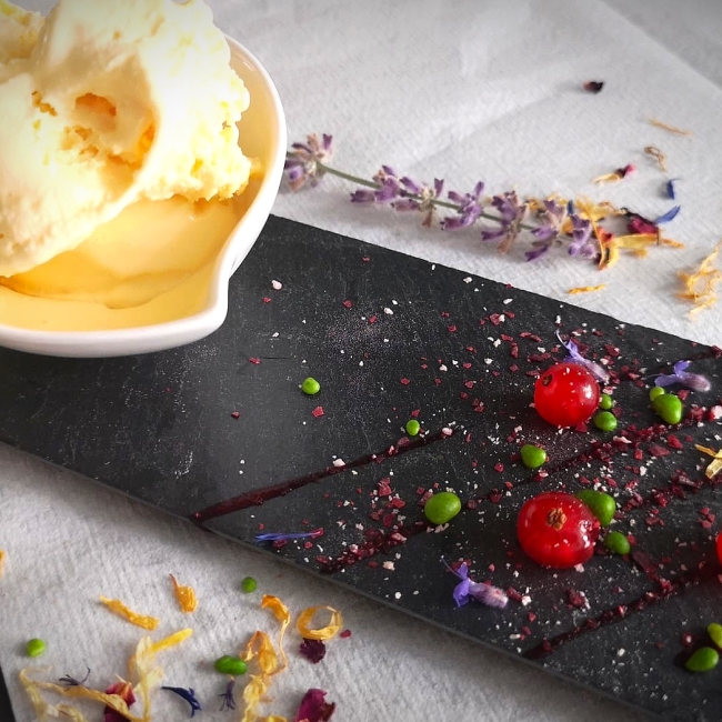 Stilvoll angerichteter Teller mit Lavendeleiscrème