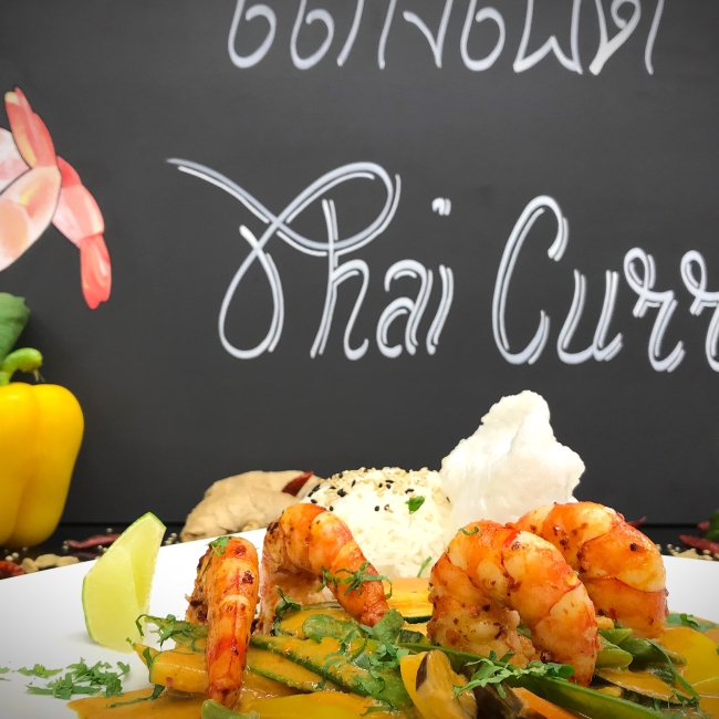 Liebevoll angerichtetes Thai Curry mit Krevetten