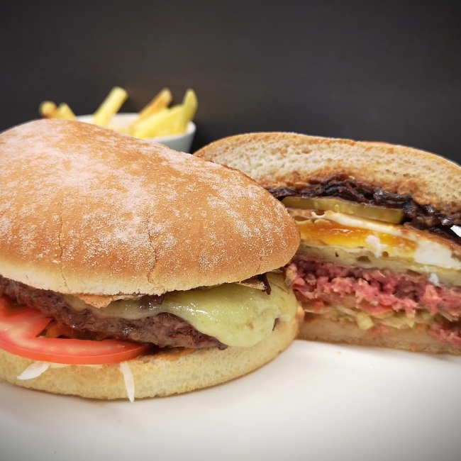 Rindfleisch Burger mit Käse im Restaurant des Hotels 