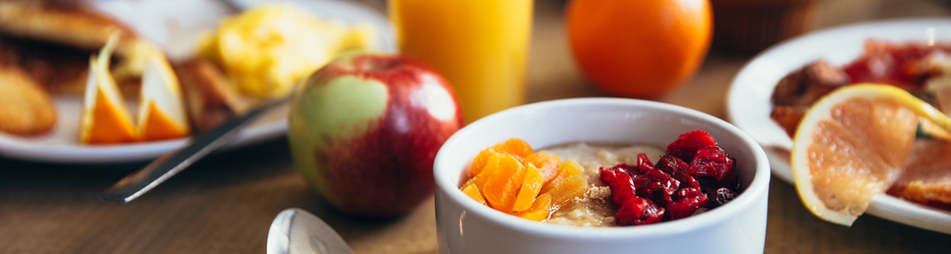 Liebvoll gedeckter Frühstückstisch mit Obst und Müsli im Apartment bei Zürich 