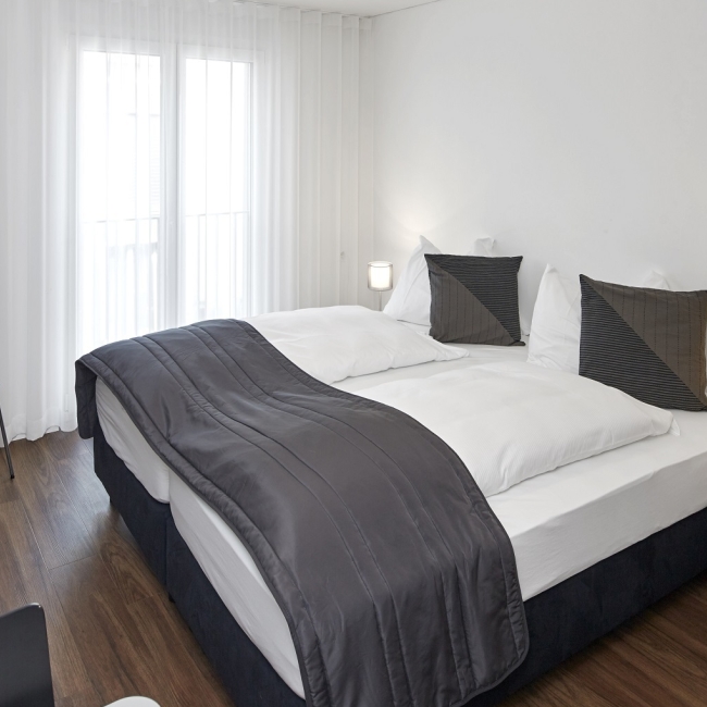 Boxspringbett in einem modernen Zimmer im Business Apartment bei Zürich 