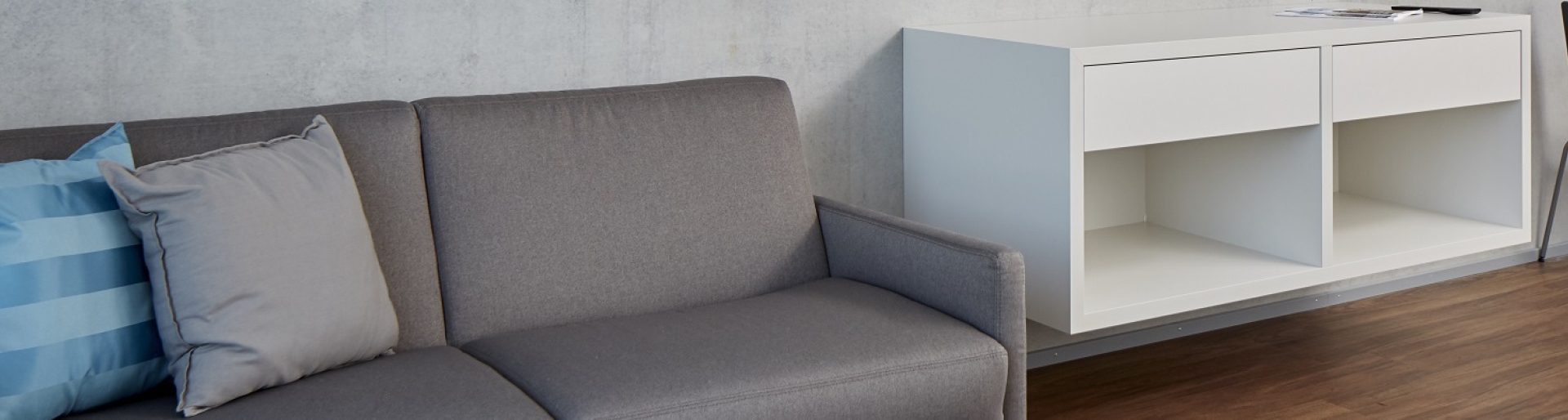 Stilvoll eingerichtetes Attikazimmer mit Sofabett im Aparthotel 