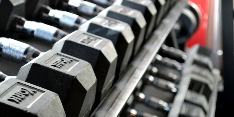 Nahaufnahme von schwarzen Hanteln im Fitnesscenter in Baden 