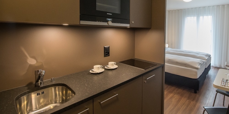 Küchenzeile in einem Zimmer des Business Apartment nähe Zürich 