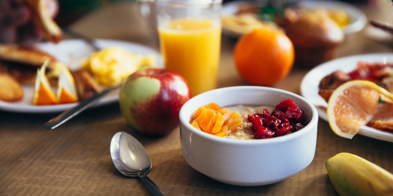 Liebvoll gedeckter Frühstückstisch mit Obst und Müsli im Apartment bei Zürich 
